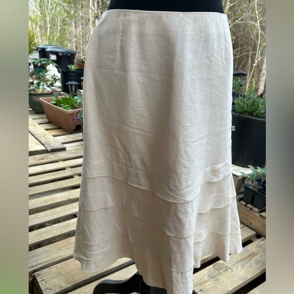 Christopher & Banks Dresses & Skirts - Christopher & Banks skirt. Neutral. Linen blend. Size 6. Tiered midi.